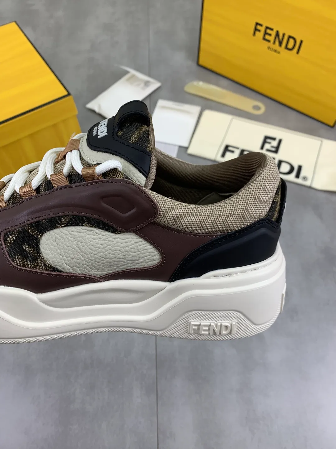Men's men's shoes 💰P760 new style 💰💎💎💎 summer hot style [FENDI Fendi] top version 🆕New sneakers, wavy soles engraved with original words. Embossed Fendi Flow lettering on the heel. The upper is made of high-end calfskin and breathable materials. Original lining with tone-on-tone details decorated with innovative handcrafting techniques. Ultra-light and wear-resistant TPU and IP foam soles, overall lightweight and comfortable. Size:39-44 (38 45 can be customized)